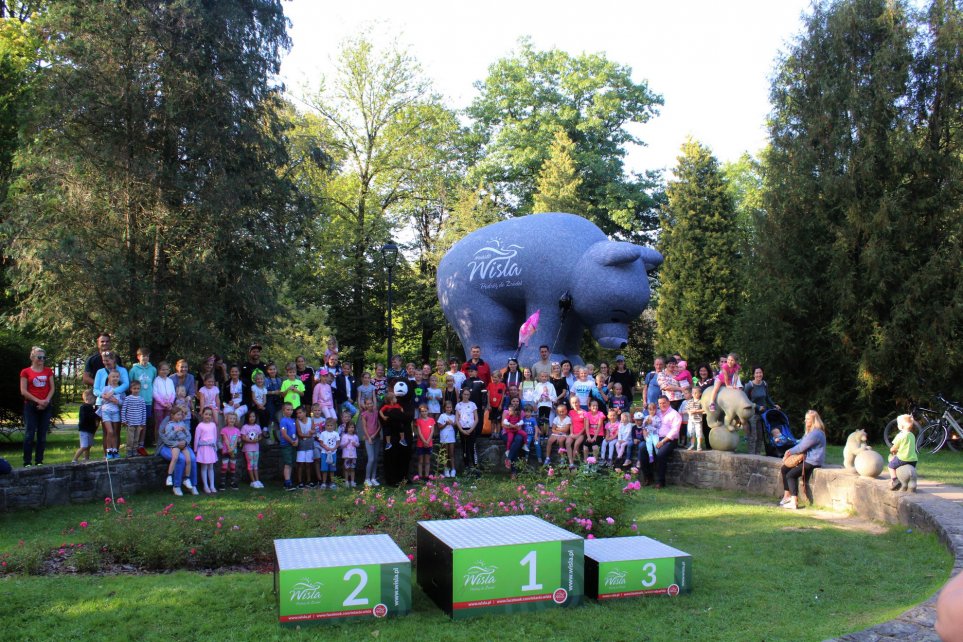 Pamiątkowe zdjęcie uczestników Biegu Niedźwiadka